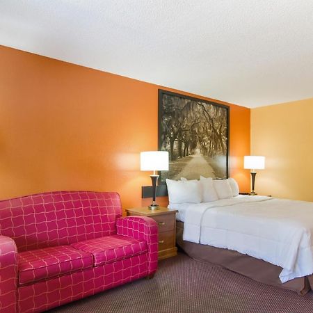 Americas Best Value Inn Darien Bagian luar foto