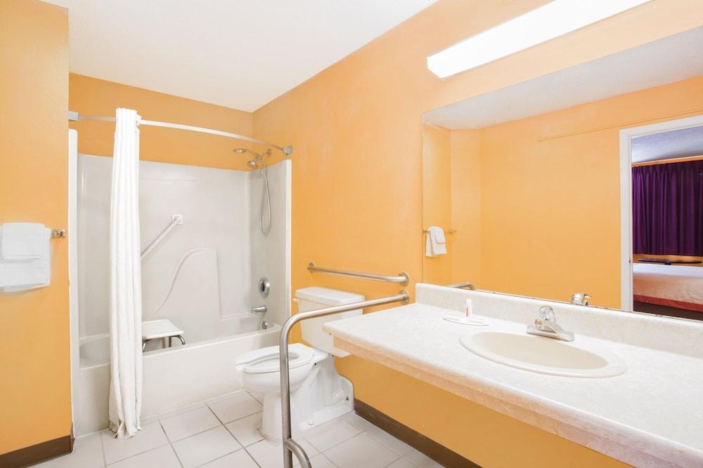Americas Best Value Inn Darien Bagian luar foto