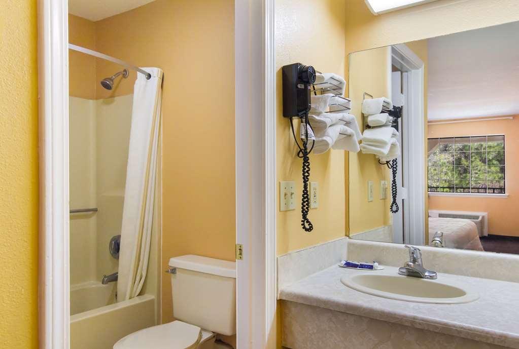 Americas Best Value Inn Darien Bagian luar foto