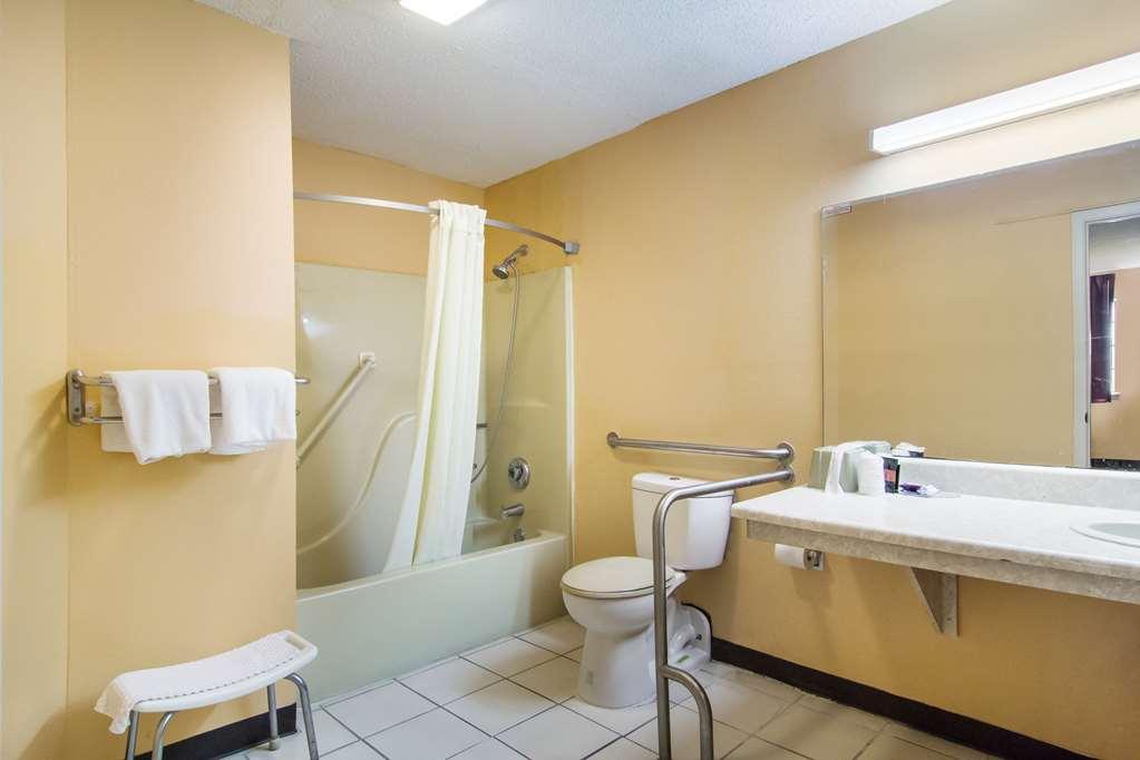 Americas Best Value Inn Darien Bagian luar foto