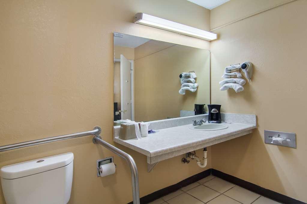 Americas Best Value Inn Darien Bagian luar foto