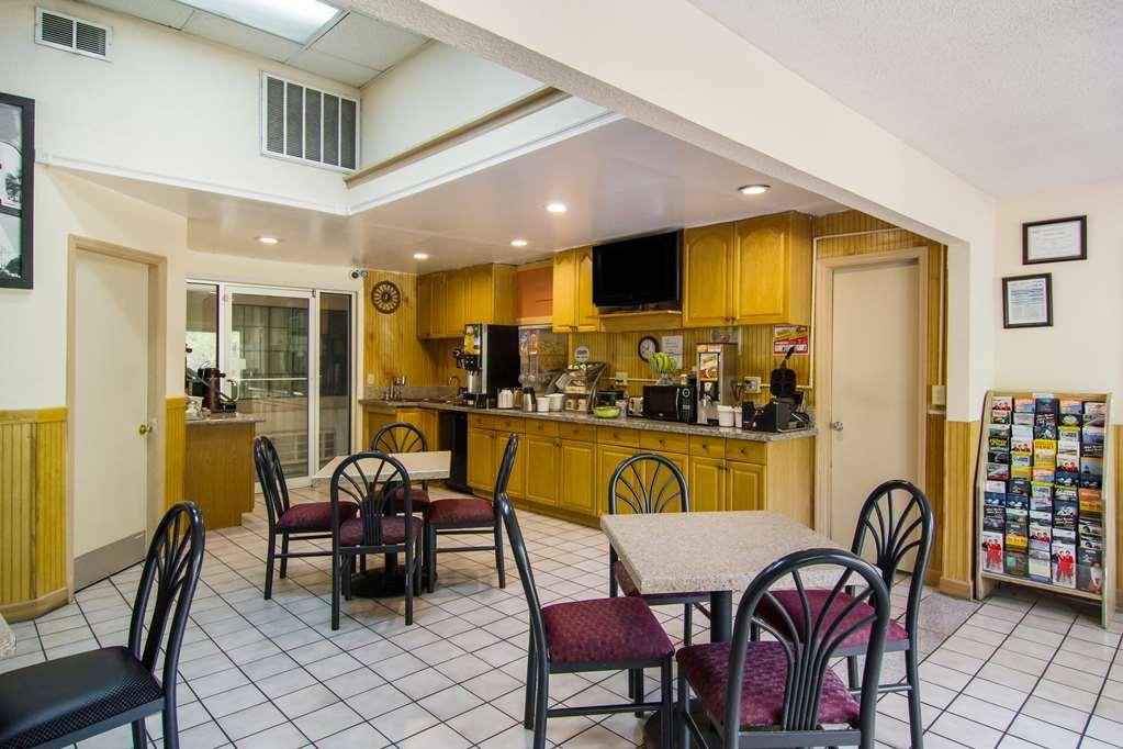 Americas Best Value Inn Darien Bagian luar foto