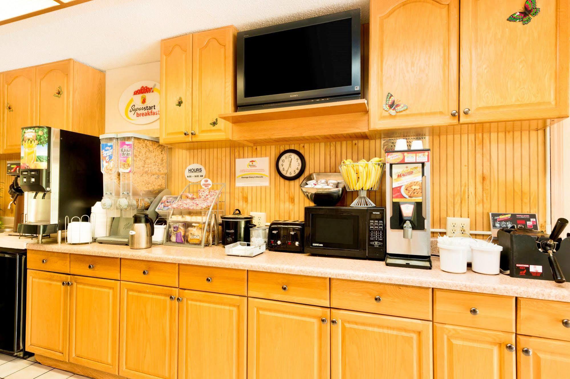 Americas Best Value Inn Darien Bagian luar foto