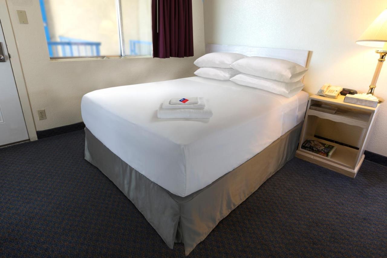 Americas Best Value Inn Darien Bagian luar foto