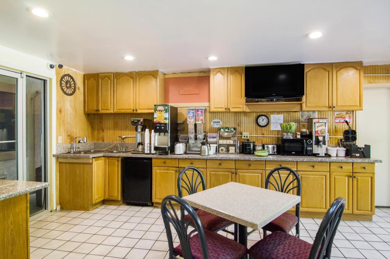 Americas Best Value Inn Darien Bagian luar foto
