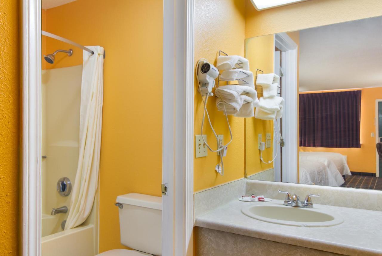 Americas Best Value Inn Darien Bagian luar foto