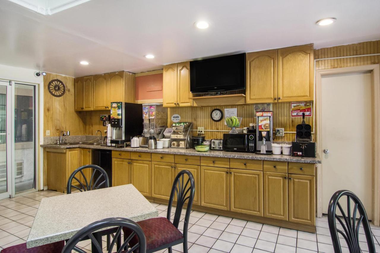 Americas Best Value Inn Darien Bagian luar foto