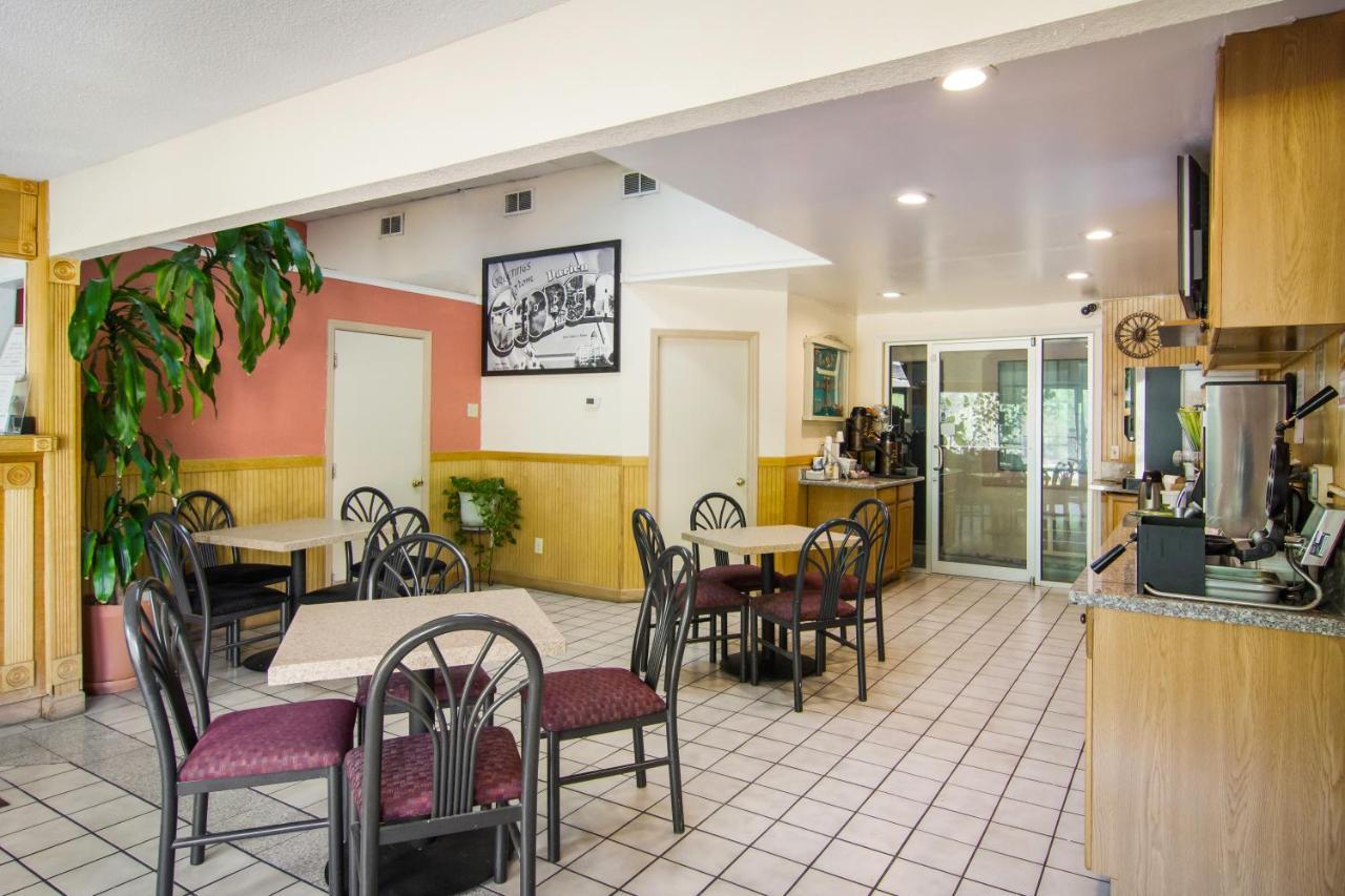 Americas Best Value Inn Darien Bagian luar foto