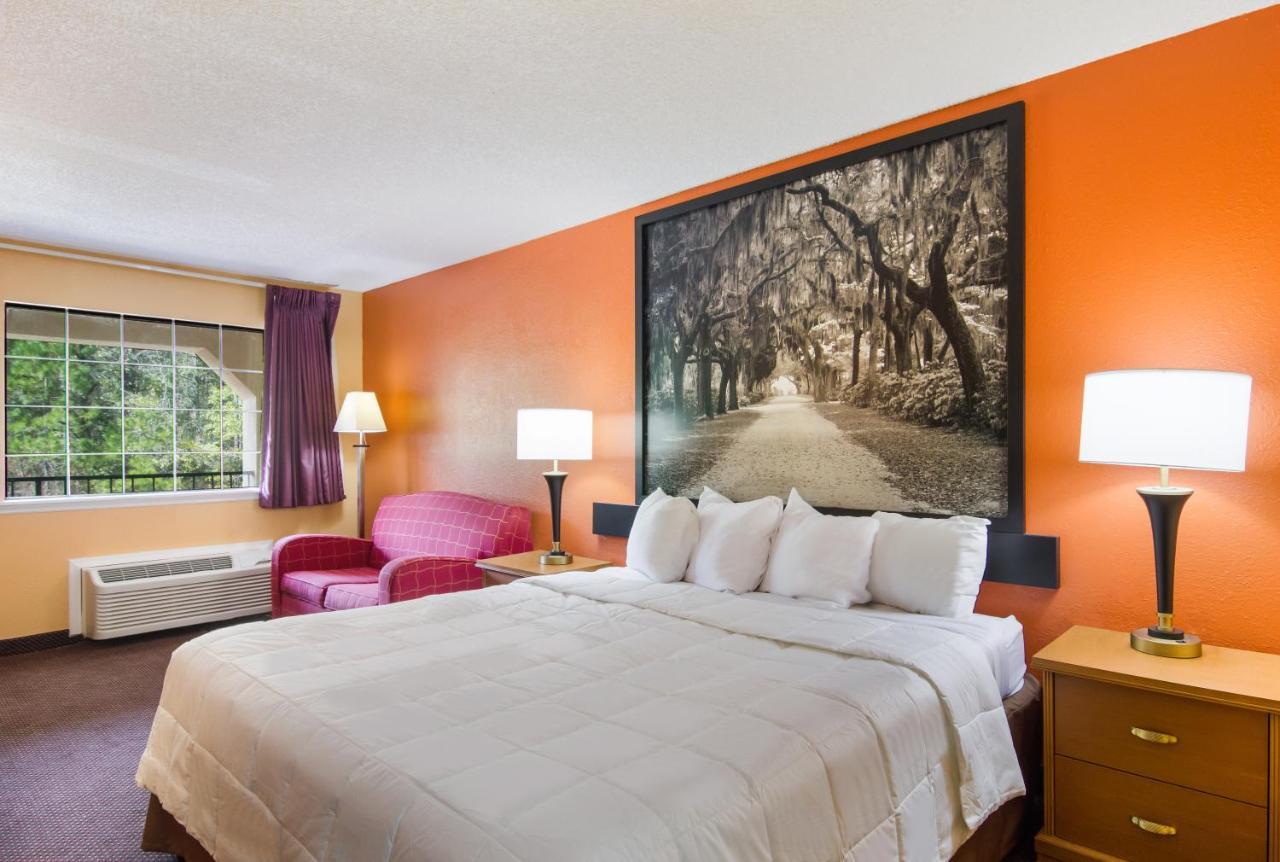 Americas Best Value Inn Darien Bagian luar foto