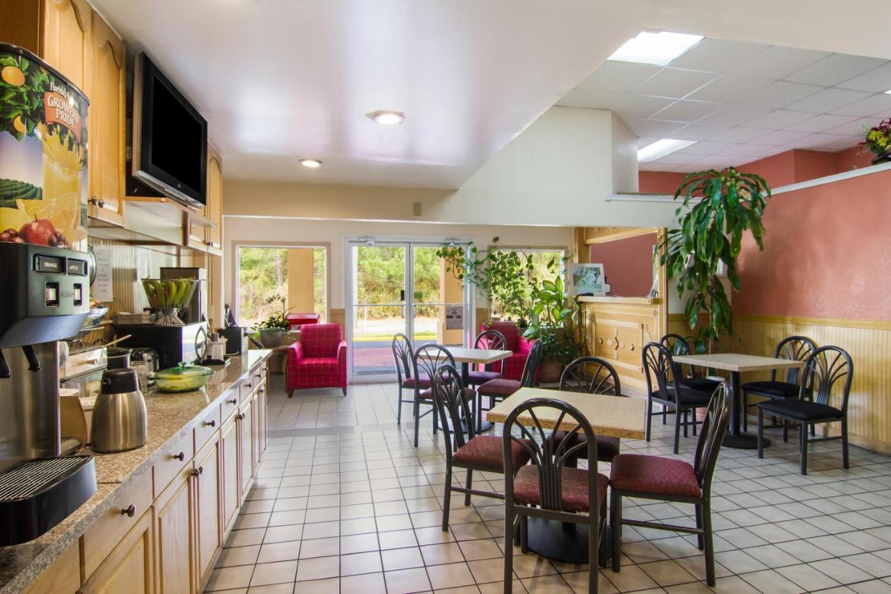Americas Best Value Inn Darien Bagian luar foto
