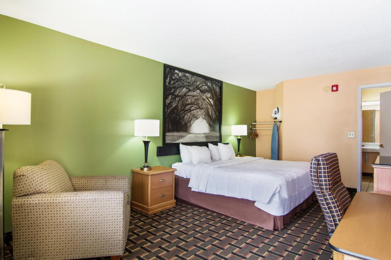 Americas Best Value Inn Darien Bagian luar foto