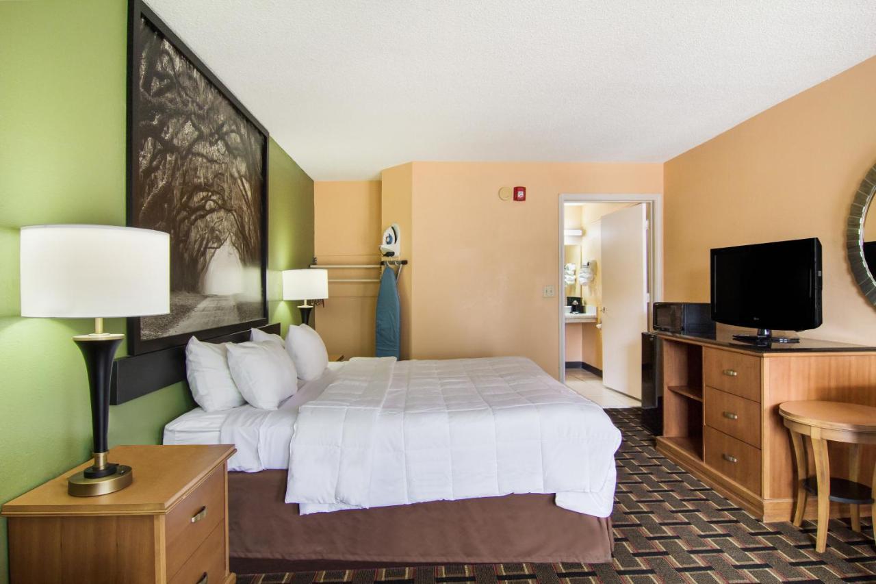 Americas Best Value Inn Darien Bagian luar foto