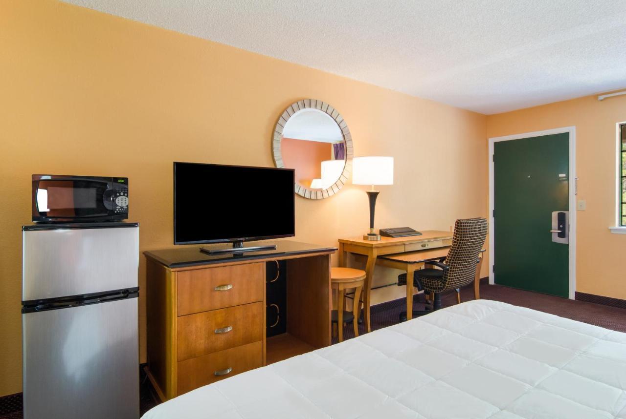Americas Best Value Inn Darien Bagian luar foto