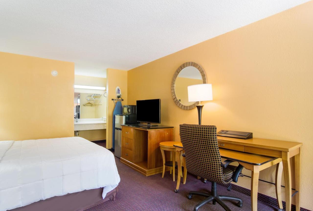 Americas Best Value Inn Darien Bagian luar foto