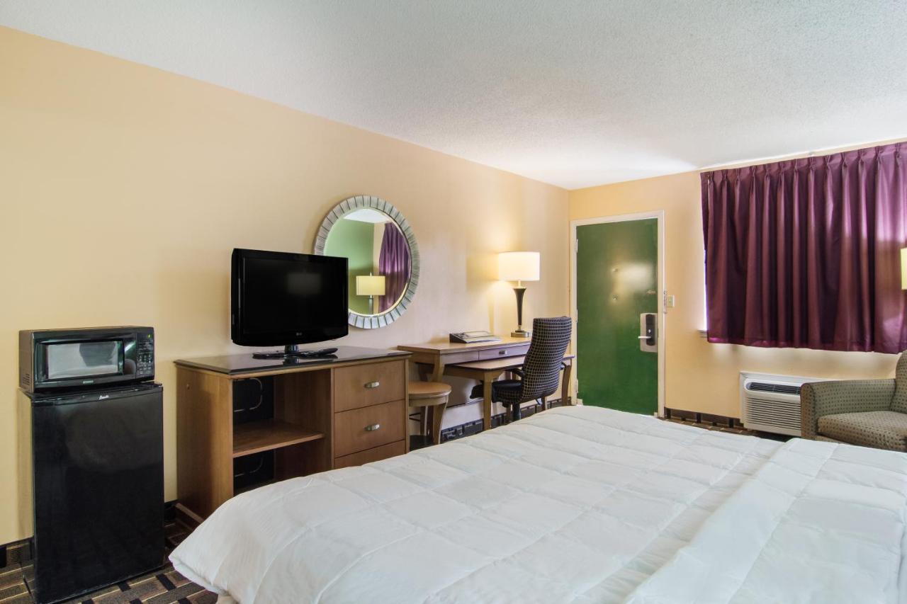 Americas Best Value Inn Darien Bagian luar foto